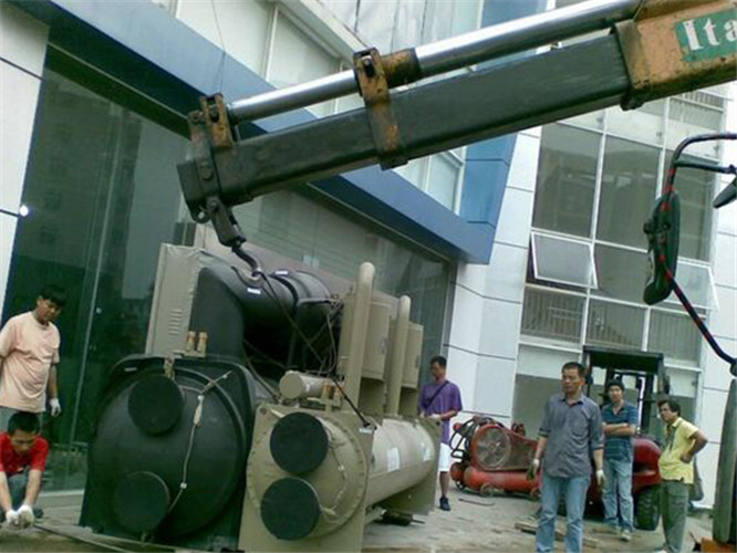 烈山区随车吊和汽车吊的核心区别是什么？哪种更省钱？